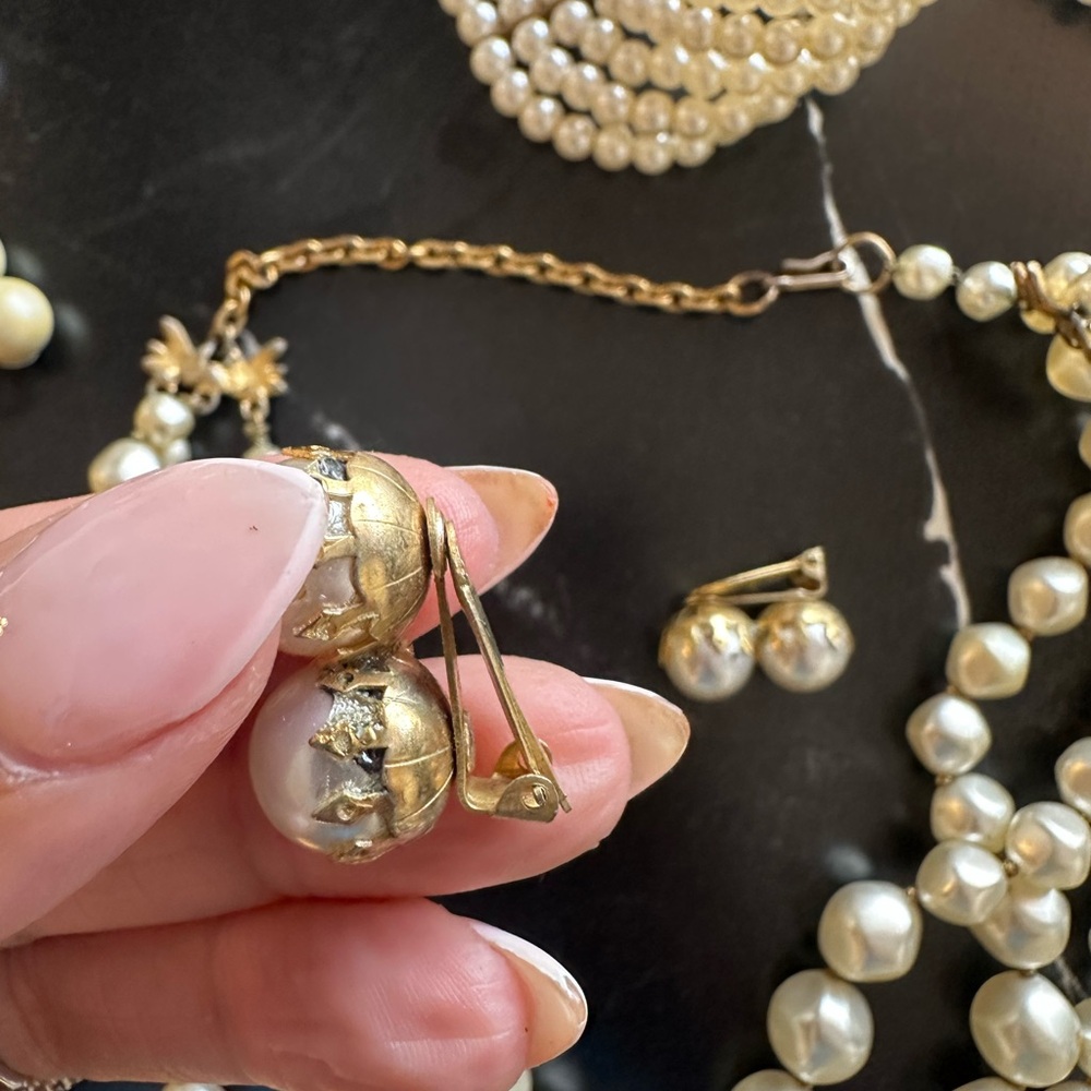 Lot of Vintage Jewelry (10pcs). Necklaces, Chokers, and Earrings. Pre-owned. - Picture 11 of 15